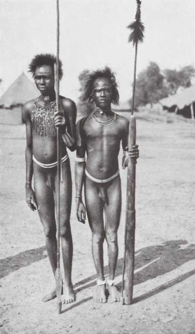 Habitantes das estepes do alto Nilo (fotografia a preto e branco) de Walter Mittelholzer