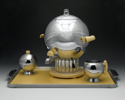 Coffee Urn, "Coronet Pattern", Modelo No. 90121, fabricado por Chase Brass & Copper Co. Inc. de Walter von Nessen