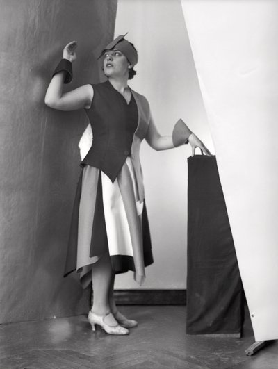 Retrato de Anita Pezzoni com um vestido desenhado pelo pintor Marcello Clarion (fotografia a preto e branco) de Wanda Wulz
