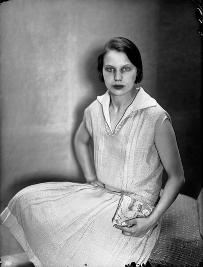 Retrato de Marion Wulz com um vestido de Anita Pittoni, c.1930 (fotografia a preto e branco) de Wanda Wulz
