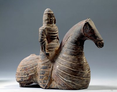 Arte chinesa: estatueta de cavaleiro de armadura (206 AC-220 AD), período Han. Museu de Paris Cernuschi de Western Han Dynasty Chinese School