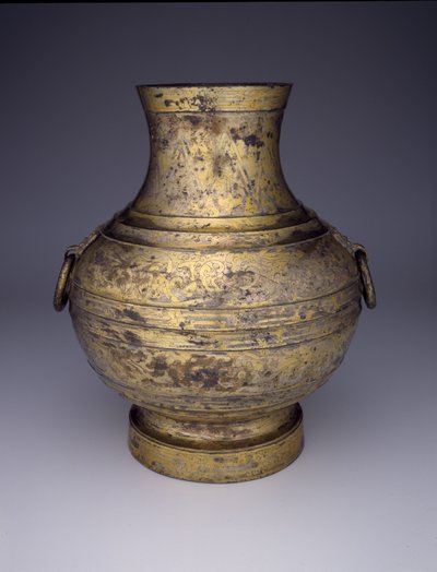 Vaso de armazenamento (Hu ou Zhong) com dragões entrelaçados e nuvens estilizadas (bronze com decoração incisa e amálgamas de ouro e prata) de Western Han Dynasty Chinese School