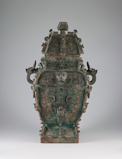 Vaso de vinho coberto (fang lei) com desenho de máscaras zoomórficas e pegas com cabeças de animais, finais do século XI a.C. (bronze) de Western Zhou Dynasty Chinese School