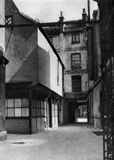 Os edifícios de Calvert, com um pátio típico da antiga Borough High Street, Londres, 1926-1927. de Whiffin