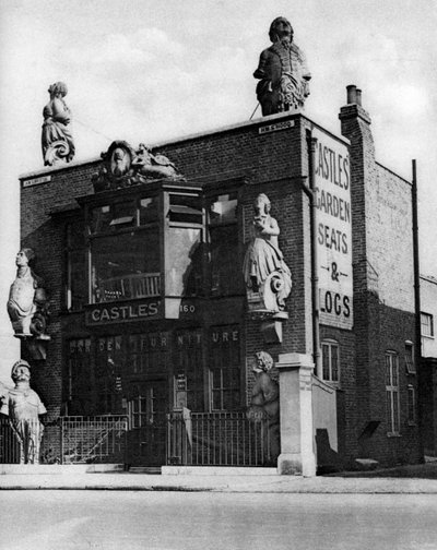 Figuras de velhos navios de combate, Grosvenor Road, Londres, 1926-1927. de Whiffin