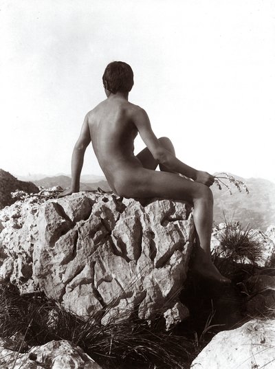 Jovem a posar numa rocha de Wilhelm Baron von Gloeden