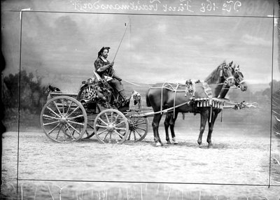 Carlos príncipe de e para Trauttmansdorff-Weinsberg durante a condução de um coche de Wilhelm J. Burger
