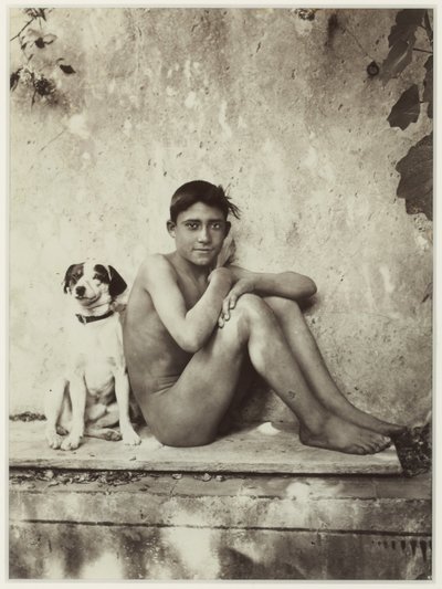 Boy and His Dog, Taormina, Itália, c.1900 (impressão de albumina) de Baron Wilhelm von Gloeden