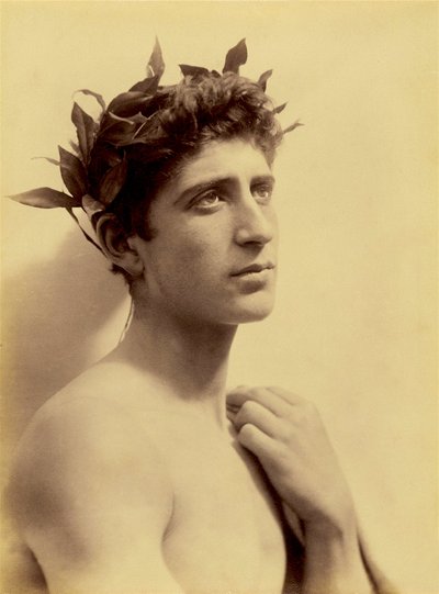 Estudo de um menino usando uma coroa de flores, Sicília, C.1898 (foto sépia) de Baron Wilhelm von Gloeden