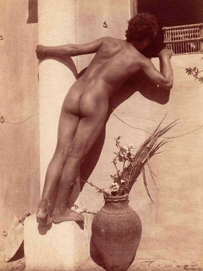 estudo de um menino olhando por uma janela, c.1900 de Baron Wilhelm von Gloeden