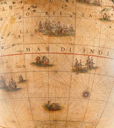 Grande par de globos de biblioteca, o terrestre 1645-48, o celestial após c.1630 de Willem Blaeu