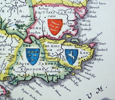 Escudos de Sussex, Kent e Essex da Heptarquia; um nome coletivo aplicado aos reinos anglo-saxónicos do sul, leste e centro de Inglaterra durante a Antiguidade tardia e o início da Idade Média de Willem Blaeu