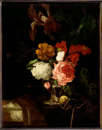 Uma rosa, uma íris, lilás e outras flores em um vaso de prata auricular com um caracol e uma borboleta em uma borda drapeada de Willem van Aelst