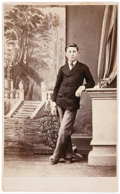 Retrato de estúdio de jovem em frente a um fundo pintado de escadas e jardim de William Bentley