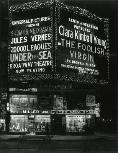 1554 Broadway na 46th Street, I. Miller Shoes; James Drug Store e grandes marquises para filmes iluminados acima. de William Davis Hassler