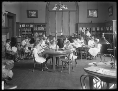 Crianças lendo na sala de leitura de um ramo não identificado da Biblioteca Pública de Queens Borough, c.1910 de William Davis Hassler