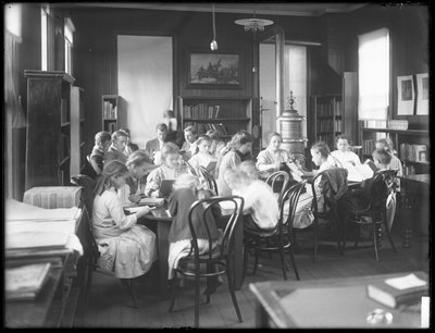 Crianças lendo na sala de leitura de um ramo não identificado da Biblioteca Pública de Queens Borough, c.1910 de William Davis Hassler
