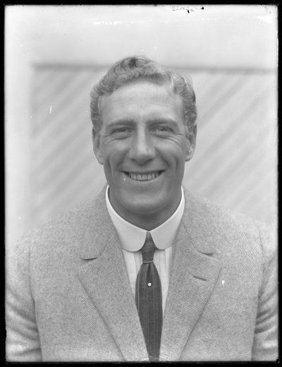 Close-up, retrato, de, pugilista inglês, william, Thomas, Wells, (Bombardier, Billy, Wells), em, um, tweed, paleto, c.1911 de William Davis Hassler