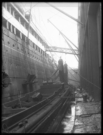 Navio a vapor de carvão com transportadores de cubeta portáteis, foto de 1912 bw de William Davis Hassler
