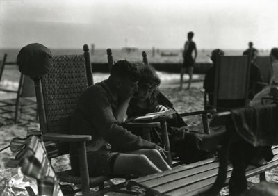 Par, leitura, praia, coney, ilha, c.1910-21 de William Davis Hassler