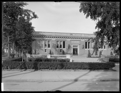 Filial de Elmhurst da Biblioteca Pública de Queens Borough; Uma biblioteca Carnegie, c.1910 de William Davis Hassler