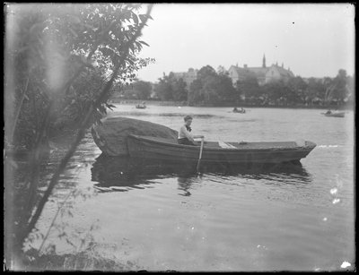 Ethel Grey Magaw Hassler em um barco a remos, Central Park, c.1912. de William Davis Hassler