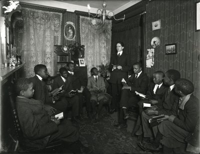 Lição do Comitê de Evangelistas da Sra. Bostick&39;s, 72 West 99th Street, Sr. Rockwood que ensina um grupo de jovens homens e meninos afro-americanos. 31 de março de 1916 de William Davis Hassler