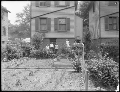 Família posa ao lado de seu jardim de quintal, Inwood, Nova York, c.1910 de William Davis Hassler