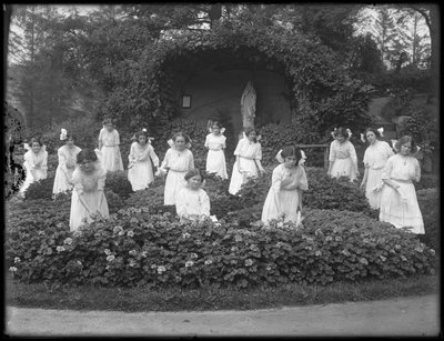 Aula de formatura das meninas do asilo órfão católico romano no jardim de flores, em frente à gruta da Virgem Maria, 1912 foto bw de William Davis Hassler