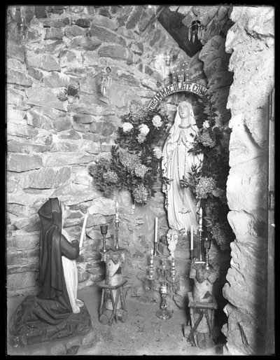 Gruta com Santuário da Virgem Maria, Hospital Seton, Spuyten Duyvil, Bronx, 2 de novembro de 1914 de William Davis Hassler