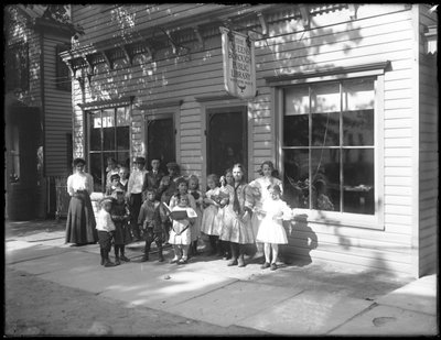 Grupo de crianças posadas fora do Ramo Whitestone da Biblioteca Pública de Queens Borough, c.1912 de William Davis Hassler