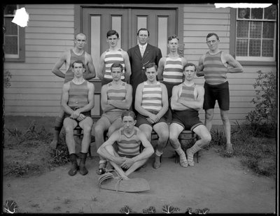 Grupo de homens jovens não identificados posando em traje de banho, c.1910 de William Davis Hassler