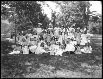 Retrato de grupo de meninas não identificadas, provavelmente o asilo órfão católico romano, Kingsbridge, Bronx, c.1910 de William Davis Hassler