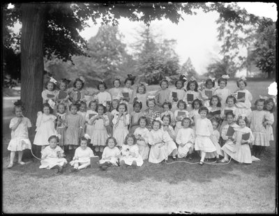Retrato de grupo de meninas não identificadas, provavelmente o asilo órfão católico romano, Kingsbridge, Bronx, c.1910 de William Davis Hassler