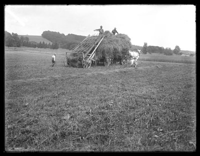 Feno, vagão, fazenda, trabalhadores, e, crianças, mostrando, aparelho, para, levantamento, a, feno, McCready, fazenda, Crawford, município, pensilvânia, c.1913 de William Davis Hassler