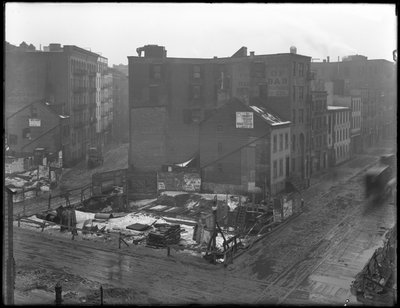 Vista de alto ângulo dos cruzamentos de Downing Street, West Houston Street e Varick Street, Nova York, 18 de fevereiro de 1916 de William Davis Hassler