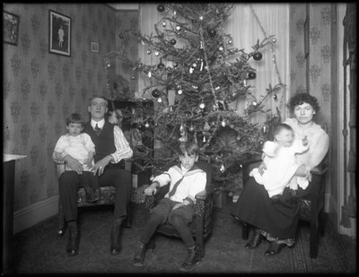 Informal, grupo, retrato, de, família não identificada, em, seu, apartamento, sentada, frente, um, árvore natal, cidade nova iorque, c.1915-16 de William Davis Hassler