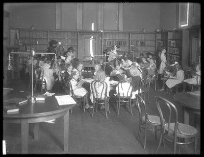 Vista interior de um ramo não identificado da biblioteca pública de Queens Borough, c.1910 de William Davis Hassler