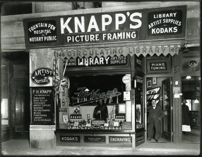 Moldura de Quadro de Knapp, Stafford Inc. Vitrine, 146 Hamilton Place, 1914 de William Davis Hassler
