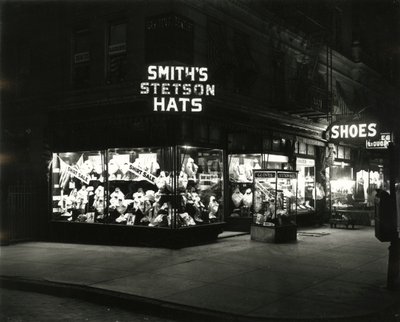 Frentes de loja iluminadas anunciando chapéus de Stetson de Smith, sapatos, licores, c.1910-21 de William Davis Hassler