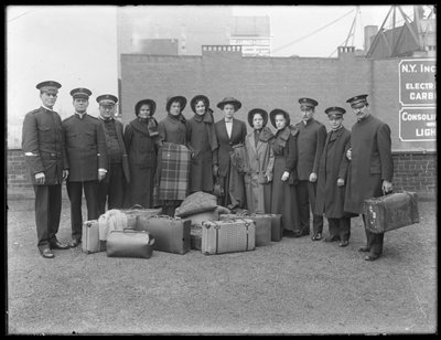 Membros do corpo de defesa do Exército de Salvação prestes a partir para a inundação de Dayton, Ohio, em março de 1913 de William Davis Hassler