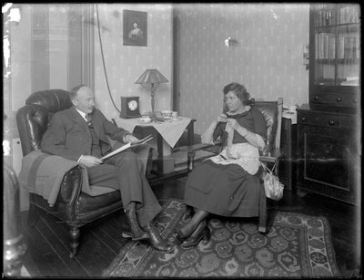 Sr. e Sra. Austin Norris em sala de estar não identificada, c.1912 de William Davis Hassler