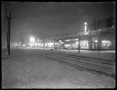 Noturna, vista, de, 207th, rua, olhar, leste, de, vermilyea, avenida, em, a, neve, cidade nova iorque, março, 6, 1915 de William Davis Hassler