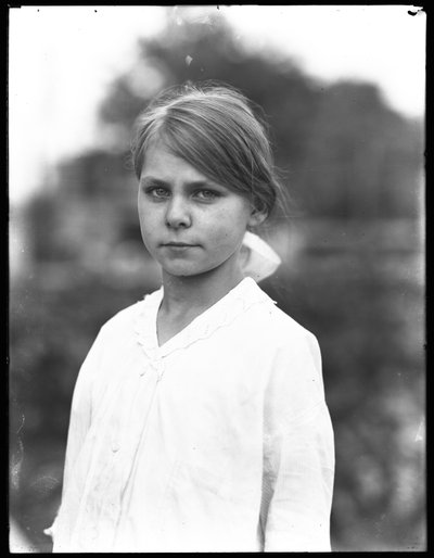 Tiro ao ar livre retrato de uma menina não identificada em um vestido branco, de julho de 1915 de William Davis Hassler