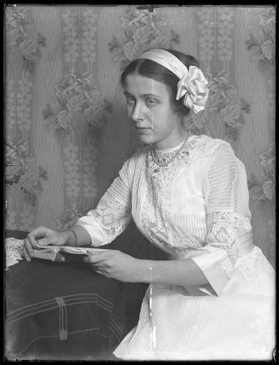 Retrato de &39;Batta&39;, jovem mulher sentada com um livro, c.1912 de William Davis Hassler
