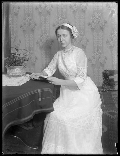 Retrato de &39;Batta&39;, jovem mulher sentada com um livro, c.1912 de William Davis Hassler