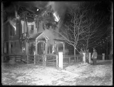 Prescott Cottage fogo à noite, Inwood Hill, 1914 de William Davis Hassler