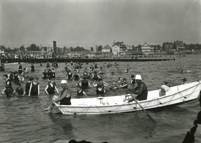 Barco a remos e nadadores na água, Coney Island, c.1910-21 de William Davis Hassler