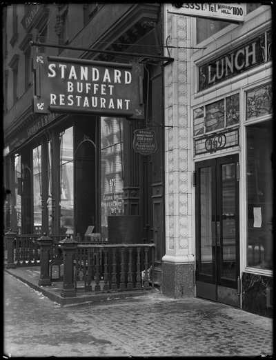 Sinal para o Restaurante Buffet Standard, Fourth Avenue, entre as ruas E. 31 e 32, Nova York, 6 de fevereiro de 1917 de William Davis Hassler