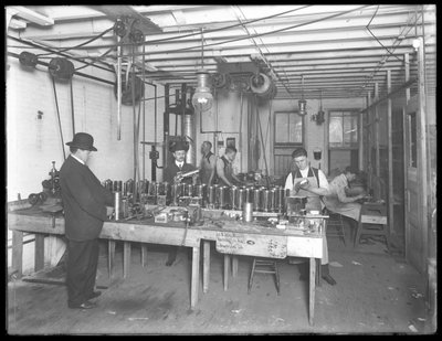 Oficina do sexto andar, Geyser Electric Water Heater Company, 42 Hudson Street, Nova York, 31 de dezembro de 1914 de William Davis Hassler